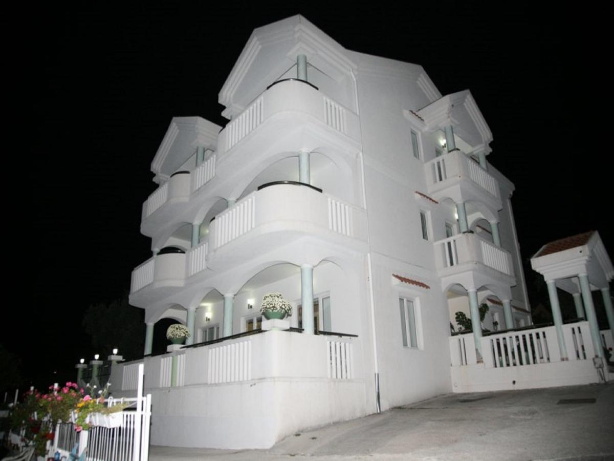 Apartments Villa Happy Mrcevac Buitenkant foto